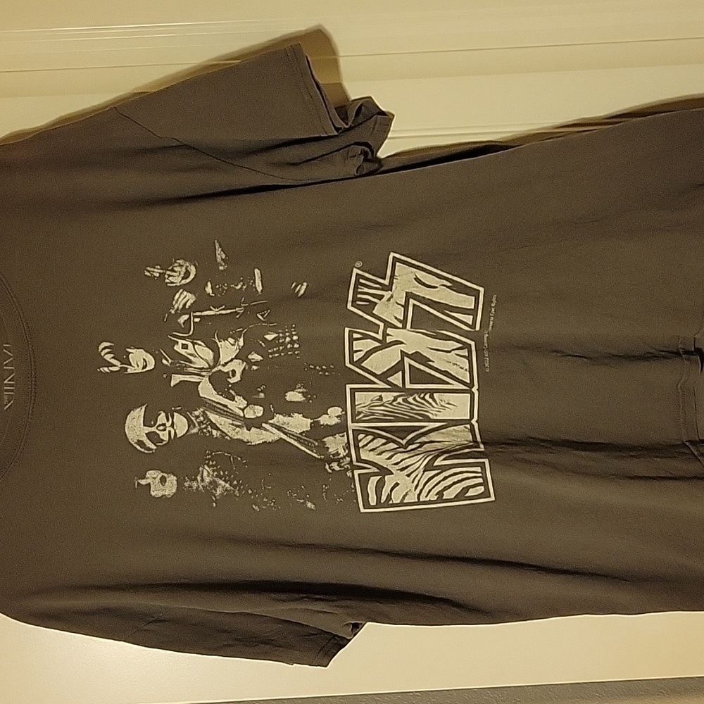Vinyl Icon KISS T-shirt. Size Large. Small Hole Under Arm. See Pics